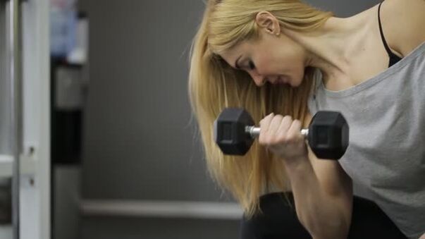 Deklica izvaja vajo za dumbbell