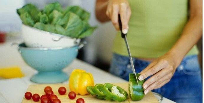 Kuhanje zelenjavne solate za večerjo po načelih pravilne prehrane za vitko postavo